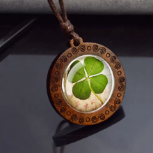 Carregar imagem no visualizador da galeria, Colar de Madeira Trevo