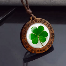 Carregar imagem no visualizador da galeria, Colar de Madeira Trevo