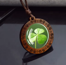 Carregar imagem no visualizador da galeria, Colar de Madeira Trevo