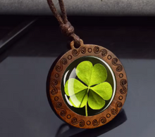 Carregar imagem no visualizador da galeria, Colar de Madeira Trevo