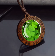 Carregar imagem no visualizador da galeria, Colar de Madeira Trevo