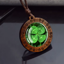 Carregar imagem no visualizador da galeria, Colar de Madeira Trevo