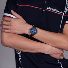 Carregar imagem no visualizador da galeria, Relógio de Madeira Round Azulão